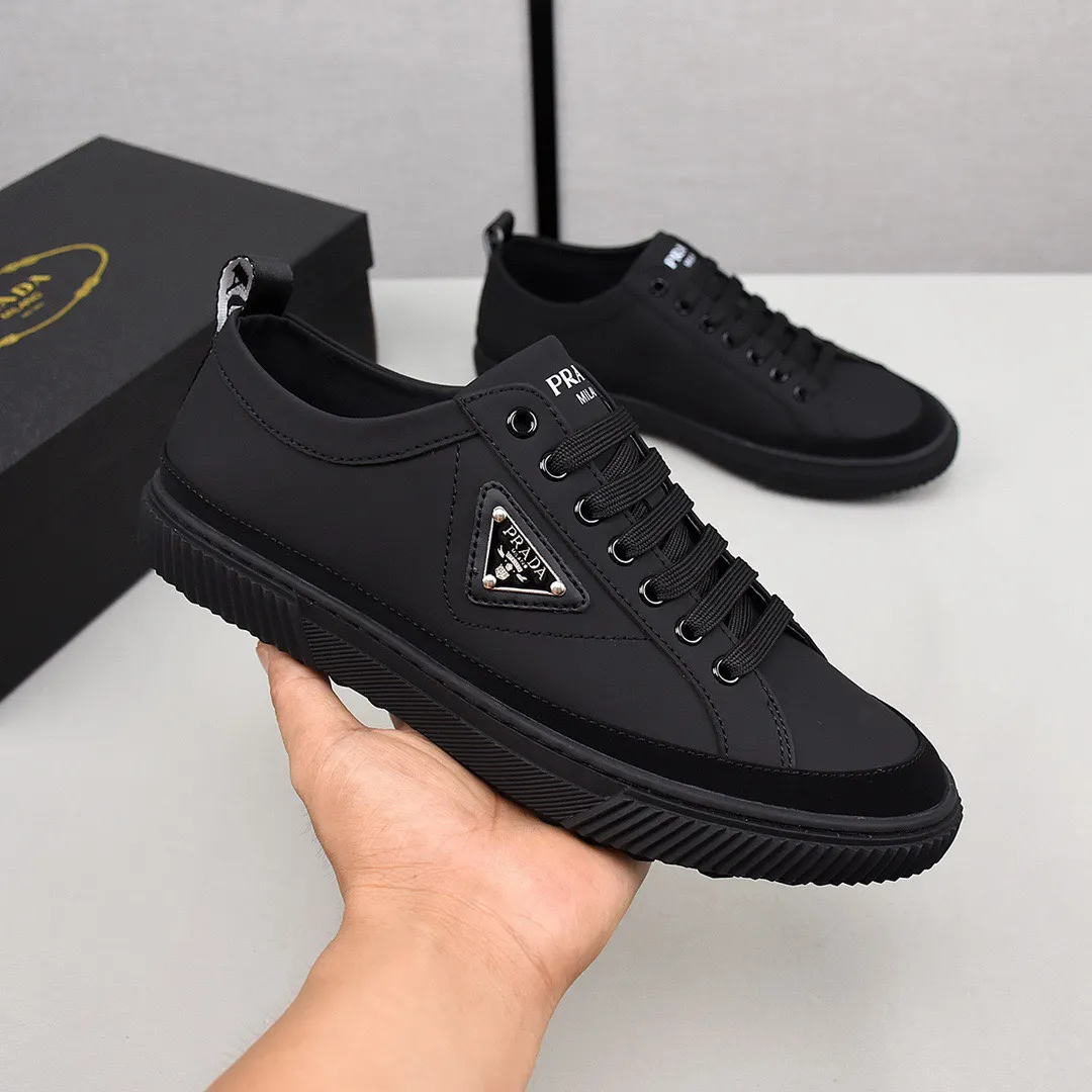【PRADA】Men's shoes 💰400💰. Detonate the whole place! An international brand that is constantly innovating. This men's casual shoe is the original version. It is made of cowhide leather at a ratio of one to one at the store. It has leather feet and rubber non-slip outsole. It is breathable and comfortable. Quality speaks for itself. 👄38-44